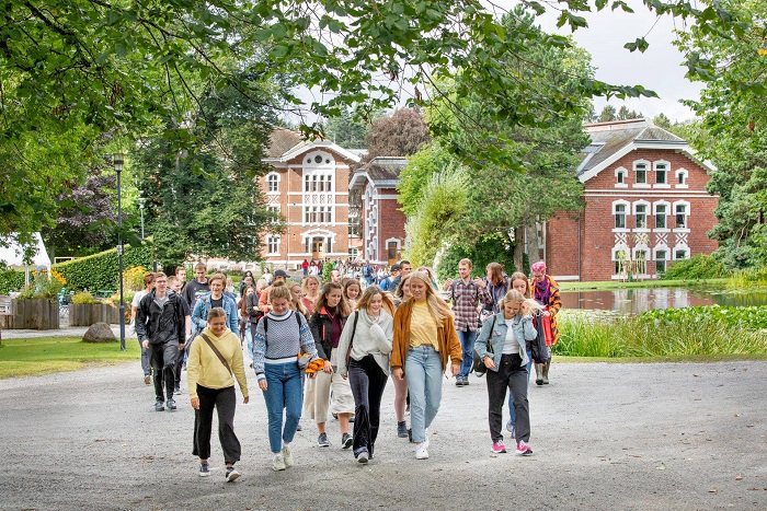 Na Uy có nhiều chính sách miễn học phí cho sinh viên quốc tế đối với các trường đại học công lập và các trường đại học trực thuộc đại học công lập Na Uy
